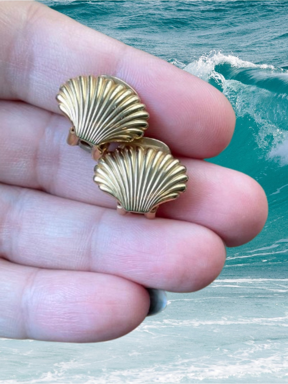 Vintage goldtone scallop shell clip-on earrings beach vacation seaside